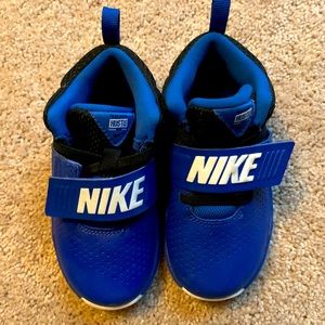 Nike team hustle toddler sneakers
